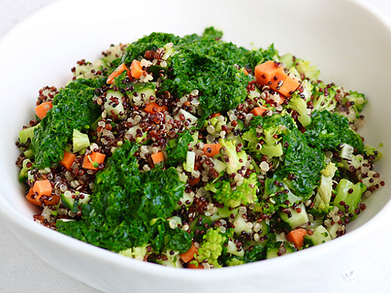 Киноа с овощами и песто из душистых трав