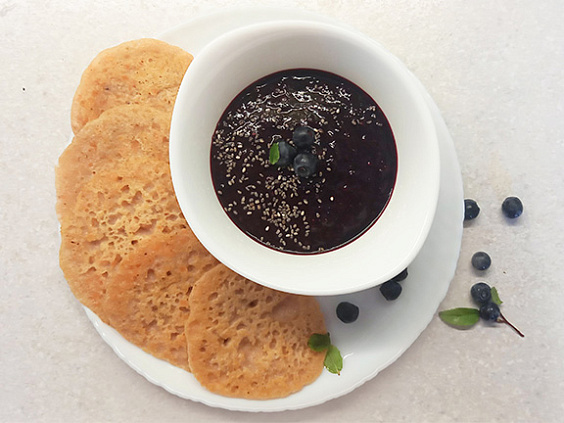 Чечевичные оладьи с ягодным пюре