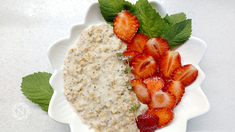 Овсяная каша с семенами чиа и ягодами фото