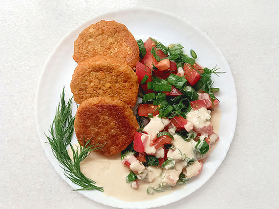 Чечевичные котлеты с кешью-соусом