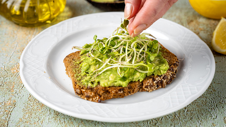 авокадо-тост с микрозеленью фото