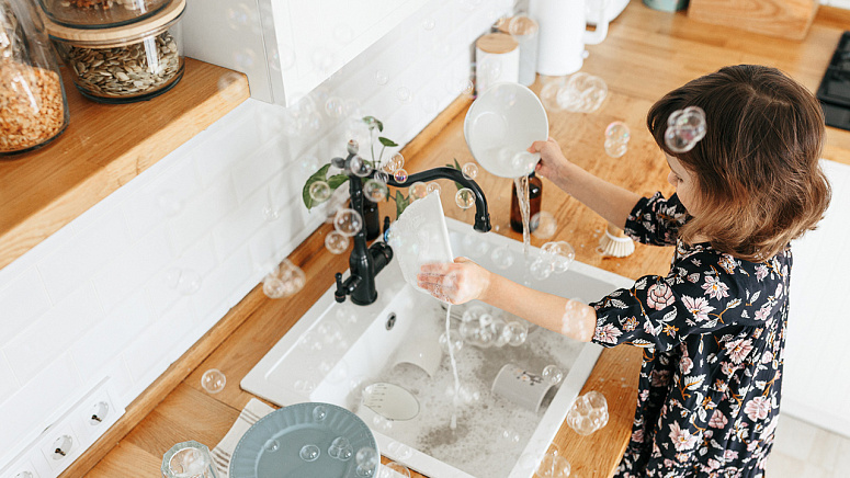 девочка моет посуду фото