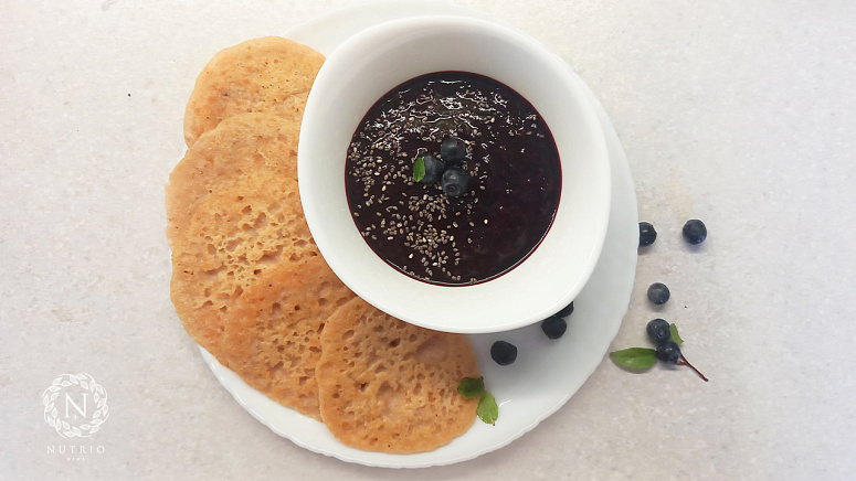 Чечевичные оладьи с ягодным пюре фото