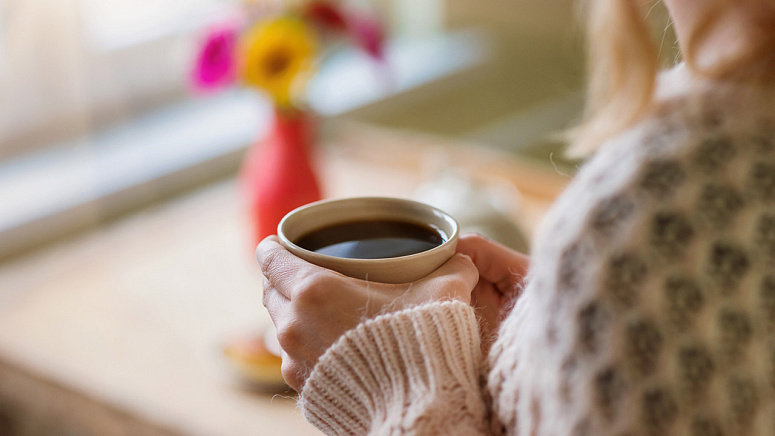 женщина пьет кофе фото