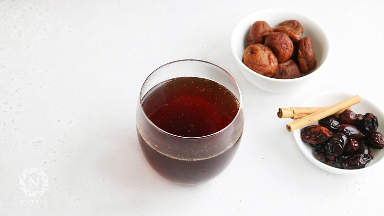 Компот с шиповником и урюком фото