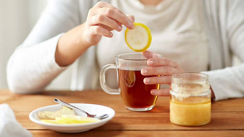 девушка пьет чай с лимоном фото