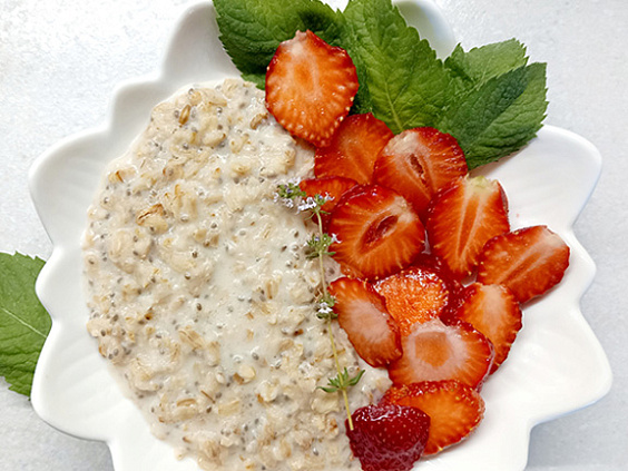 Овсяная каша с семенами чиа и ягодами