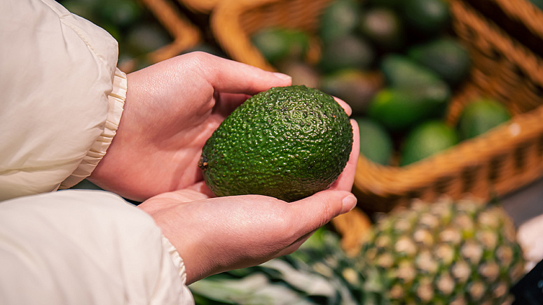 Выбрать авокадо в магазине фото