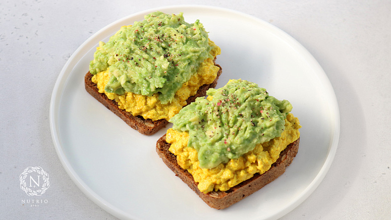 Тосты со скрэмблом из тофу и авокадо фото
