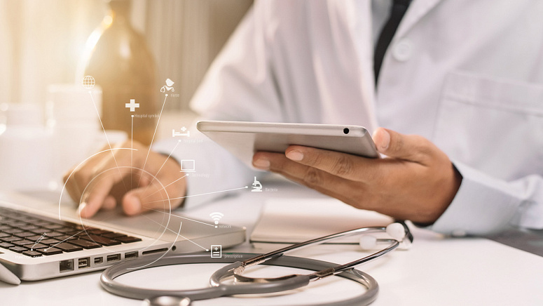 Врач выписывает направление фото