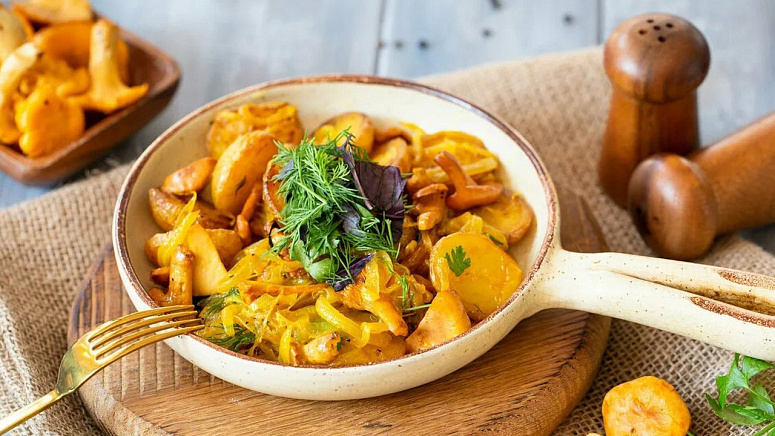 жареная картошка и грибы фото