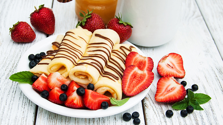 Блинчики с клубникой фото