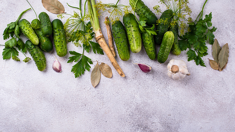 Ингредиенты для маринования огурцов фото