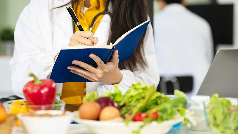 диетолог и овощи фото