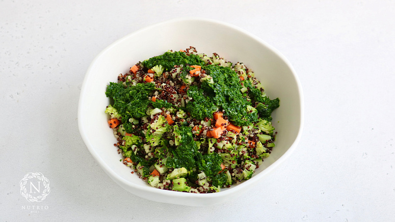 Киноа с овощами и песто из душистых трав фото