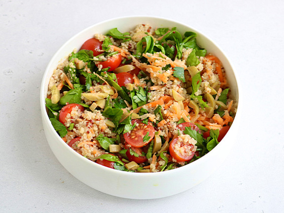 Боул с киноа, овощами и оливками