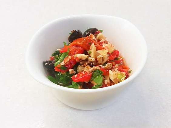 Салат из печеного сладкого перца по-гречески