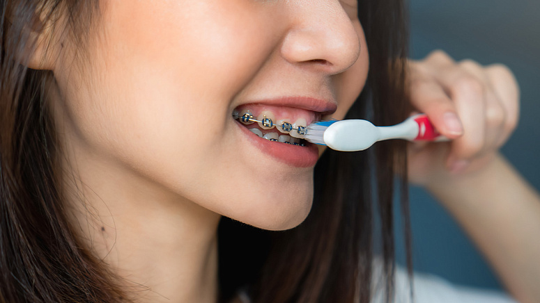 Девушка чистит зубы фото