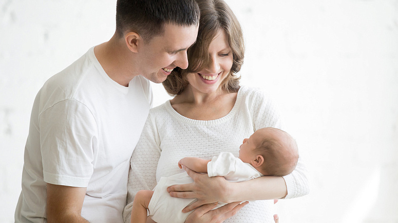 Новорожденный и счастливые родители фото