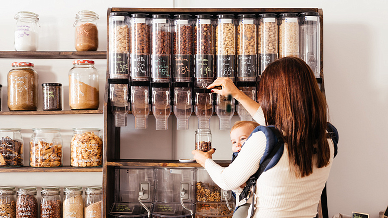 Девушка выбирает бобовые фото