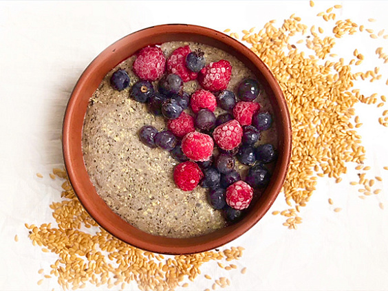 Сыроедческая каша из семян и ягод