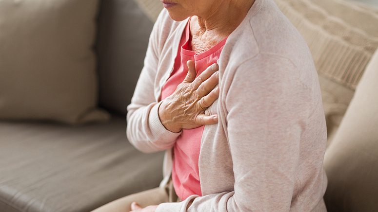 женщина чувствует себя плохо фото