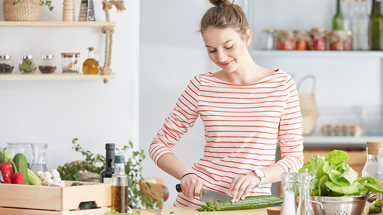 девушка режет салат