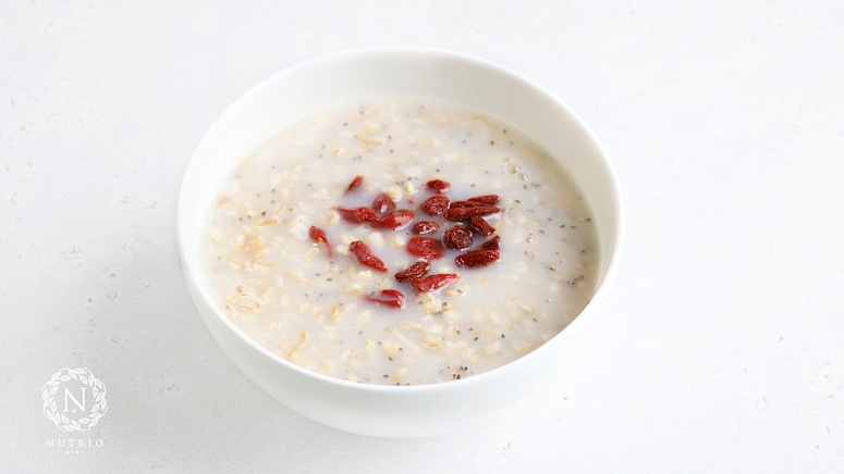 Овёс содержит растворимую клетчатку – бета-глюкан, который частично растворяется в воде и образует густой гелеобразный раствор в кишечнике