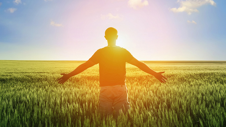 Человек напротив солнца фото