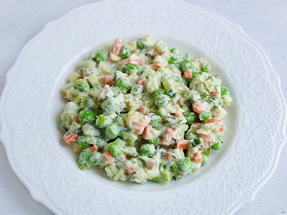 Сыроедческий салат Оливье