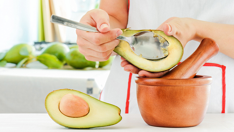 авокадо, ложка