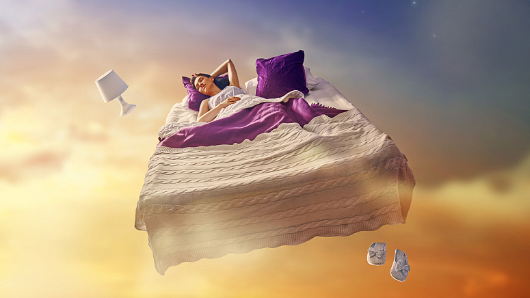 кровать, девушка спит