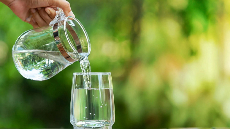 вода в стакане фото