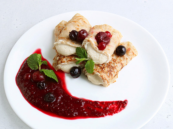 Блины с творожной массой из тофу и ягодным топингом