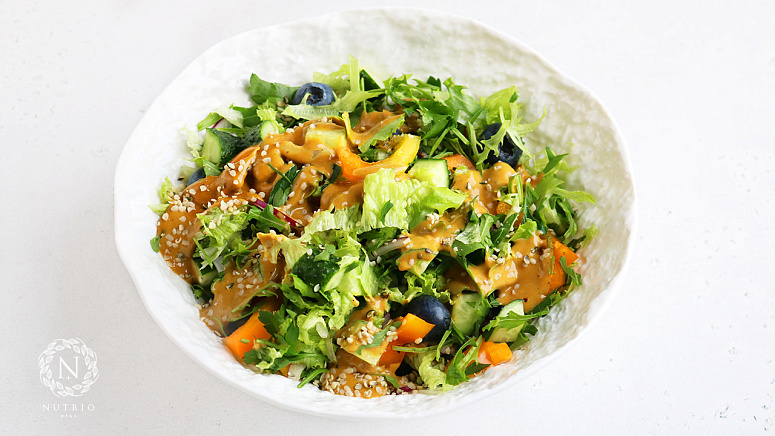 Лёгкий салат с универсальной заправкой фото