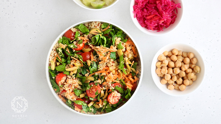 Боул с киноа, овощами и оливками фото