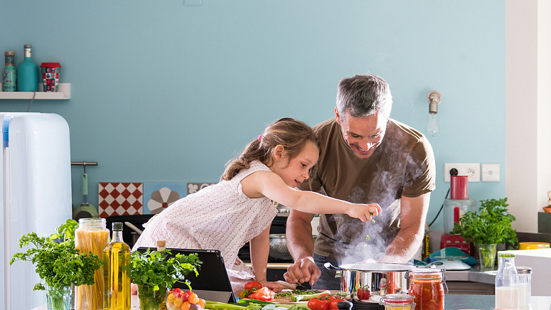 дочь с папой готовят еду фото