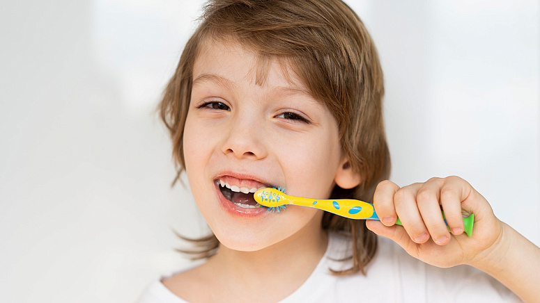 Ребёнок чистит зубы фото
