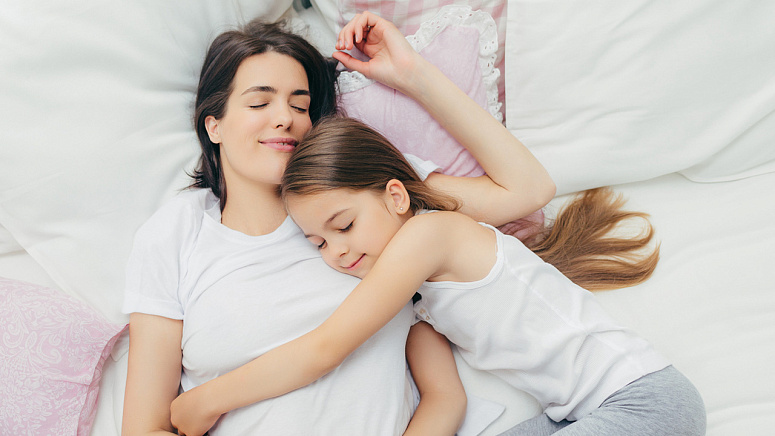 Мама и дочка спят фото