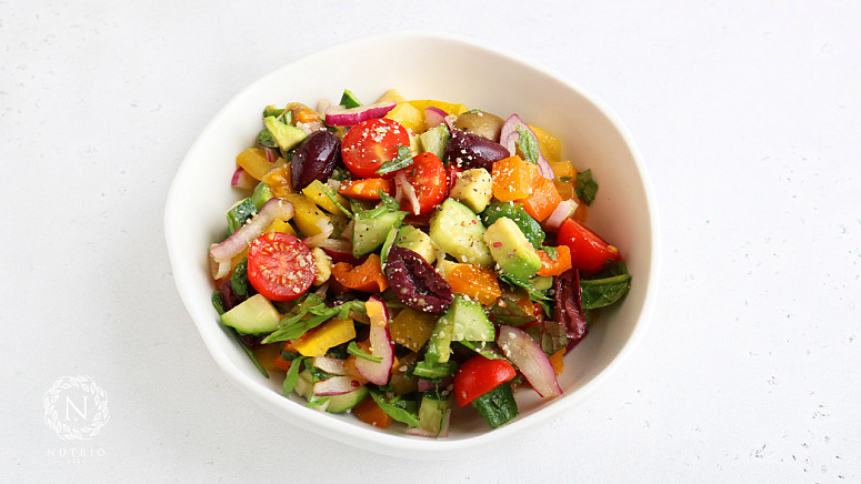 Греческий салат из растительных ингредиентов фото