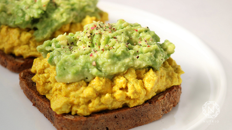 Тосты со скрэмблом из тофу и авокадо фото