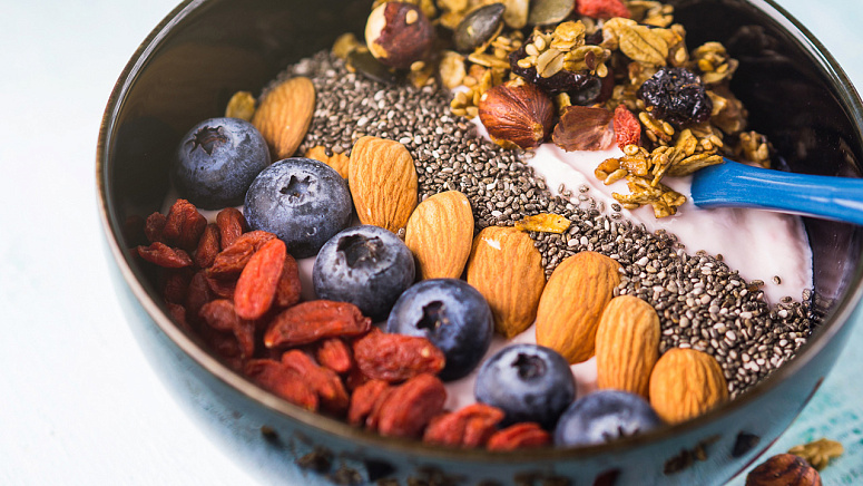 ягоды годжи, миндаль, смузи