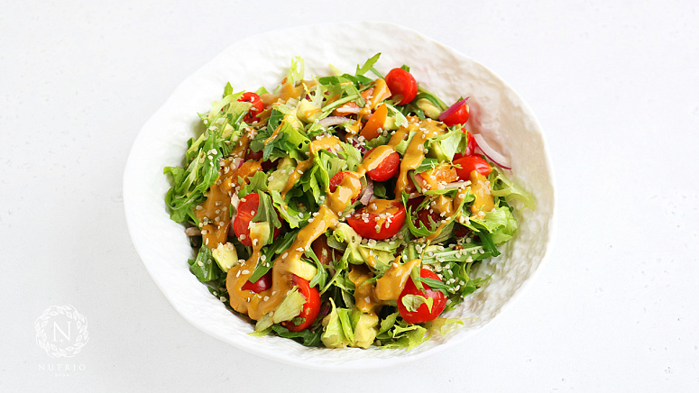 Лёгкий салат с универсальной заправкой фото