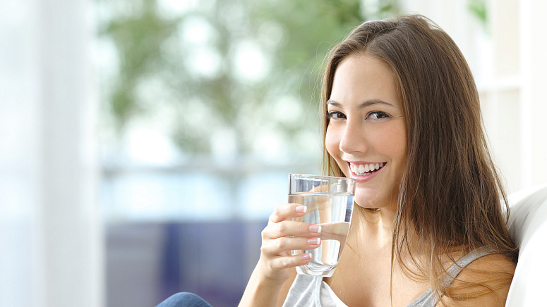 девушка пьет воду фото