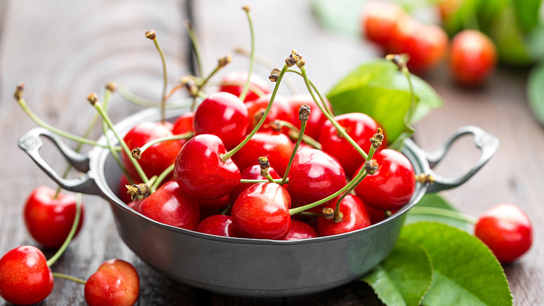 черешня в миске фото