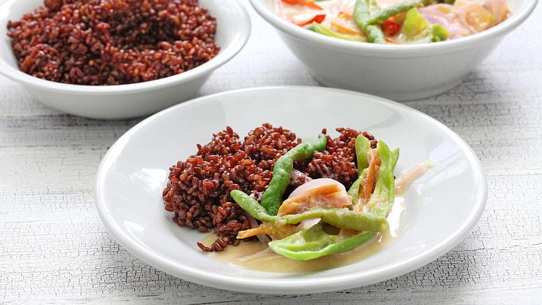 блюдо из красного риса фото