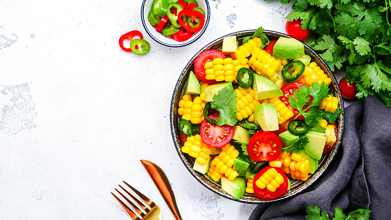 салат из свежих овощей и кинзы фото