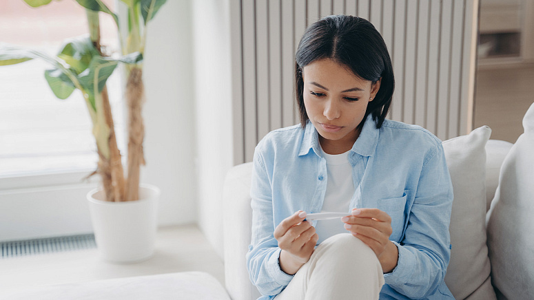 девушка измеряет температуру фото