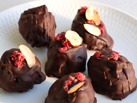 Шоколадные конфеты из кураги и гречишной пасты