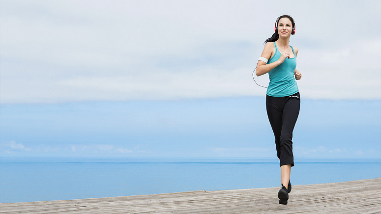 бег, девушка бежит